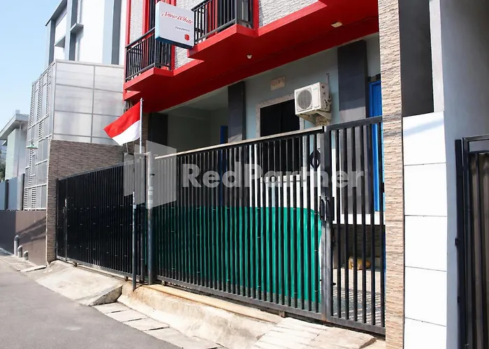 Snow White Residence Near Grogol Mitra Reddoorz Jakarta